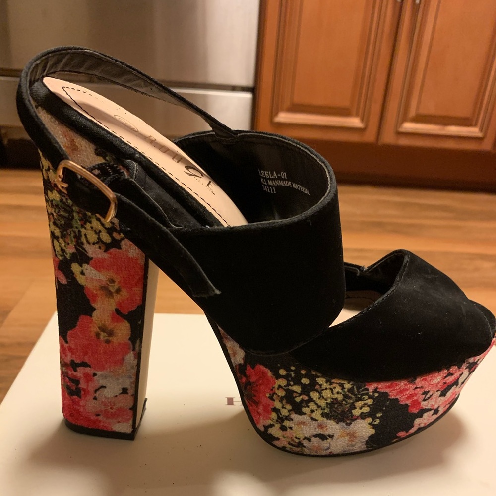 Rouge Flower Shoes